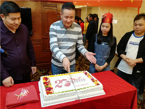 王總為毛片APP在线观看滿20年生日的蛋糕切第一刀
