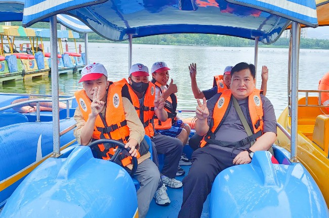 毛片APP在线观看小夥伴們在飛天湖公園遊船.jpg